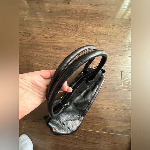 Wilson’s Leather black shoulder bag with gold hardware - Picture 12 of 14